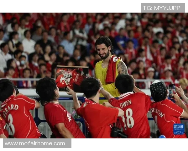 与足球球星击掌的瞬间亲身体验，感受球场内的激情与互动