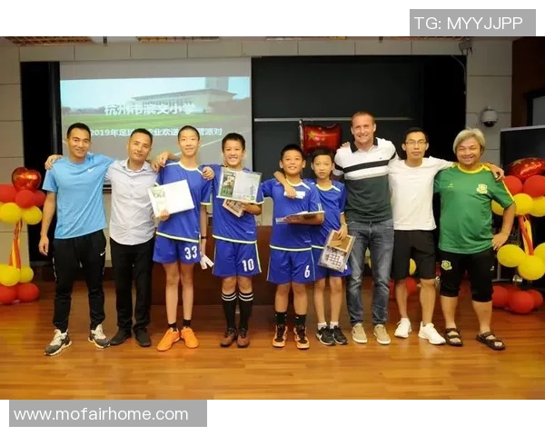 从童年合照看足球巨星成长足迹与热血梦想启程之路