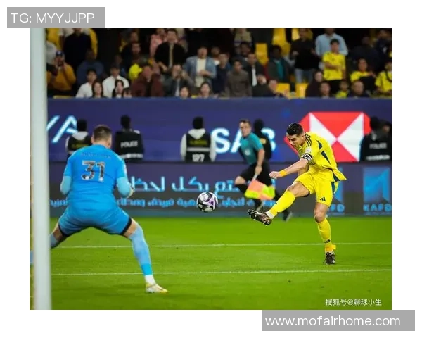 真实再现足球巨星风采的精致蜡像展览吸引球迷热烈关注